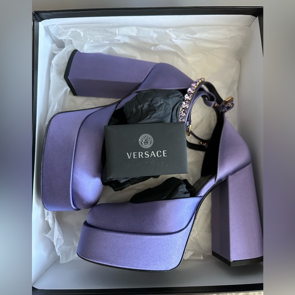 Versace Medusa Charm Satin Platform Pumps – Iconic Gold Medusa – New With Tags - Picture 8 of 9